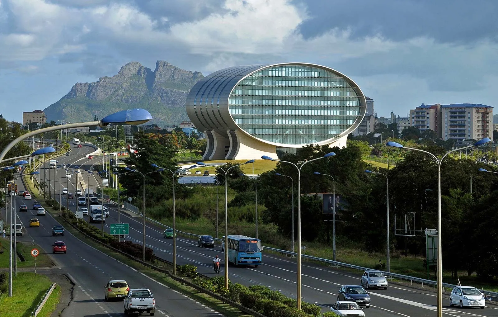Un immeuble de bureaux de la Cybercité d'Ébène, au pied des montagnes