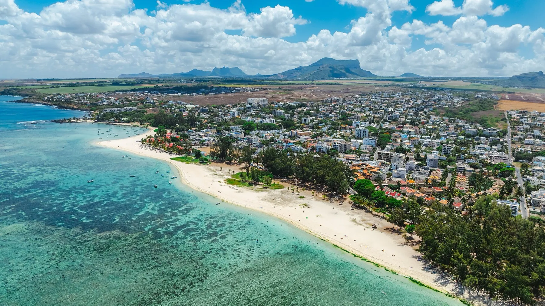 Vue aérienne de la plage et du lagon de Flic en Flac