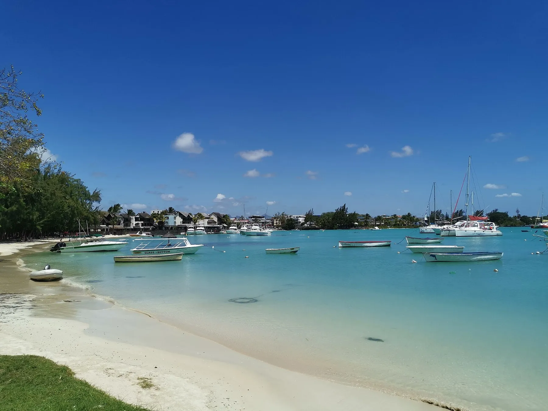 La baie de Grand Baie et ses bateaux amarrés, vue depuis la plage