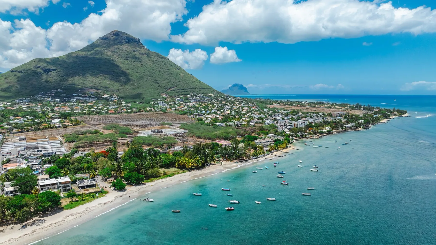 Vue aérienne de la baie de Tamarin, de sa plage et de la montagne du Rempart